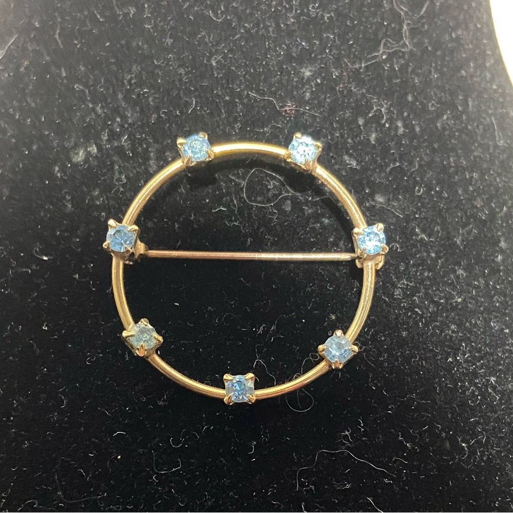 Vintage Minimalists Dainty Gold Tone Circle Brooch Pin Aqua Rhinestones